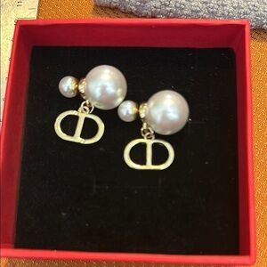 Gold and White Pearl Earrings. Costume Jewelry.